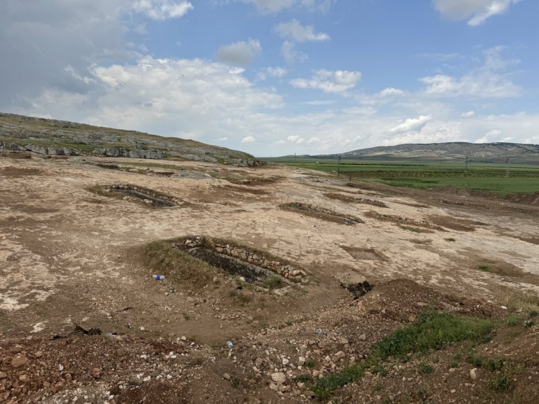 Arkeologlar Tharsa Antik Kenti'nde Roma dönemine ait bir oda mezar buldular