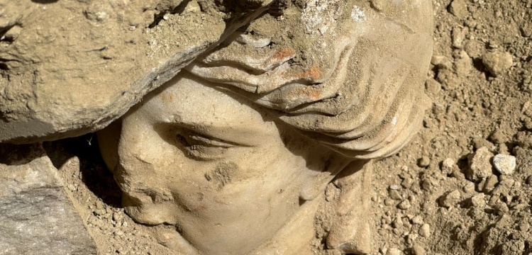 Laodikya Antik Kenti'nde 2100 yıllık tanrıça Hygieia heykeline ait mermer baş bulundu