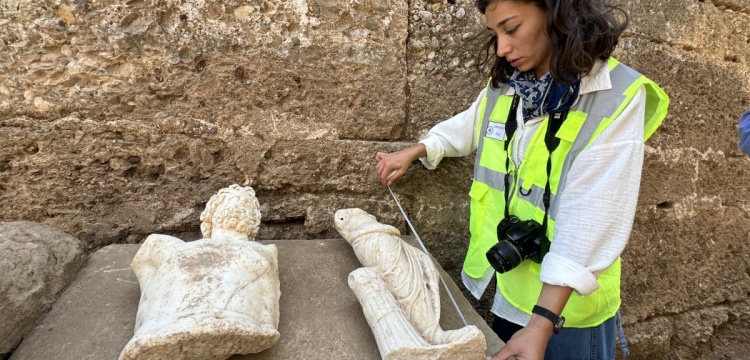 Arkeolog Hüseyin Tolga Candur Aspendos'ta bulunan  Zeus ve Afrodit heykellerini anlattı