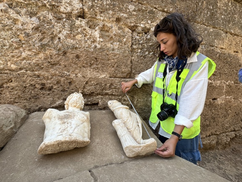 Aspendos Antik Kenti'nde bulunan Zeus ve Afrodit heykelleri arkeologları heyecanlandırdı