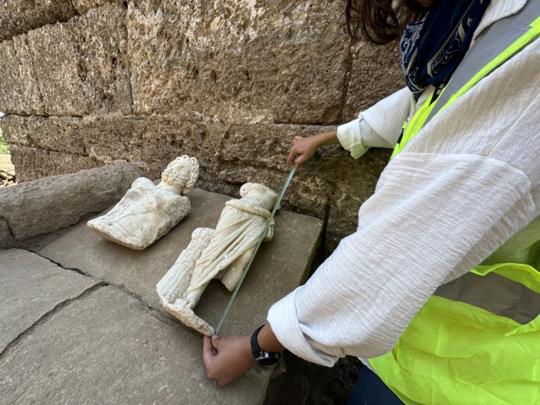 Aspendos Antik Kenti'nde bulunan Zeus ve Afrodit heykelleri arkeologları heyecanlandırdı