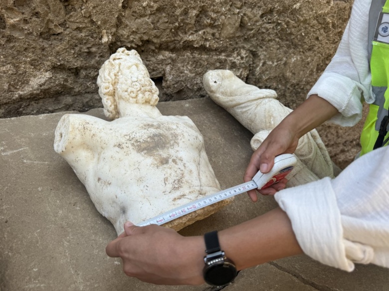 Aspendos Antik Kenti'nde bulunan Zeus ve Afrodit heykelleri arkeologları heyecanlandırdı