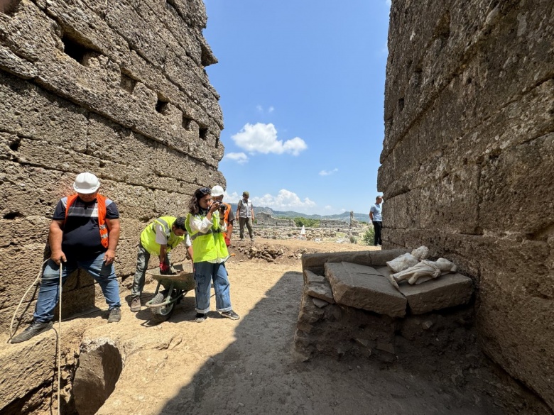 Aspendos Antik Kenti'nde bulunan Zeus ve Afrodit heykelleri arkeologları heyecanlandırdı