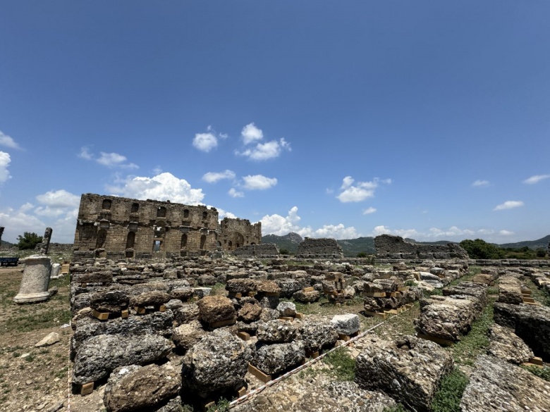 Aspendos Antik Kenti'nde bulunan Zeus ve Afrodit heykelleri arkeologları heyecanlandırdı