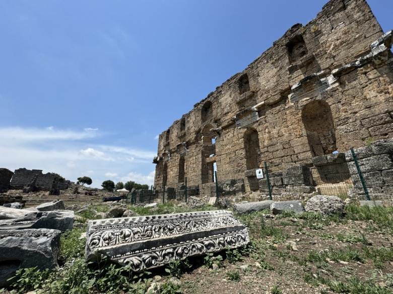 Aspendos Antik Kenti'nde bulunan Zeus ve Afrodit heykelleri arkeologları heyecanlandırdı