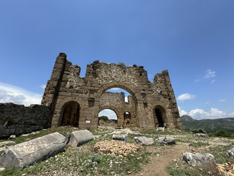 Aspendos Antik Kenti'nde bulunan Zeus ve Afrodit heykelleri arkeologları heyecanlandırdı