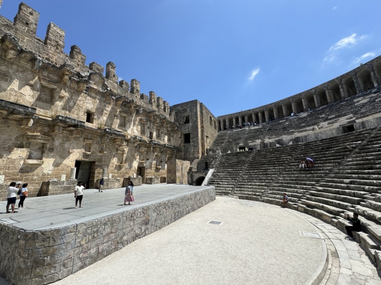 Aspendos Antik Kenti'nde bulunan Zeus ve Afrodit heykelleri arkeologları heyecanlandırdı