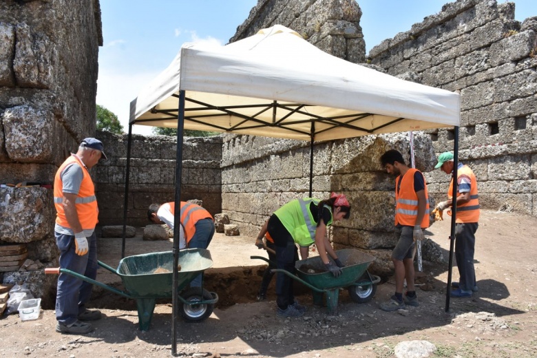 Aspendos Antik Kenti'nde bulunan Zeus ve Afrodit heykelleri arkeologları heyecanlandırdı