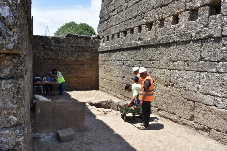 Aspendos Antik Kenti'nde bulunan Zeus ve Afrodit heykelleri arkeologları heyecanlandırdı