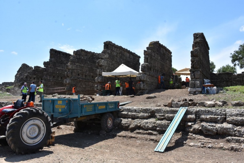 Aspendos Antik Kenti'nde bulunan Zeus ve Afrodit heykelleri arkeologları heyecanlandırdı