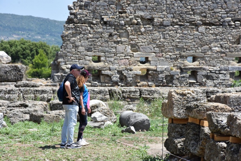 Aspendos Antik Kenti'nde bulunan Zeus ve Afrodit heykelleri arkeologları heyecanlandırdı