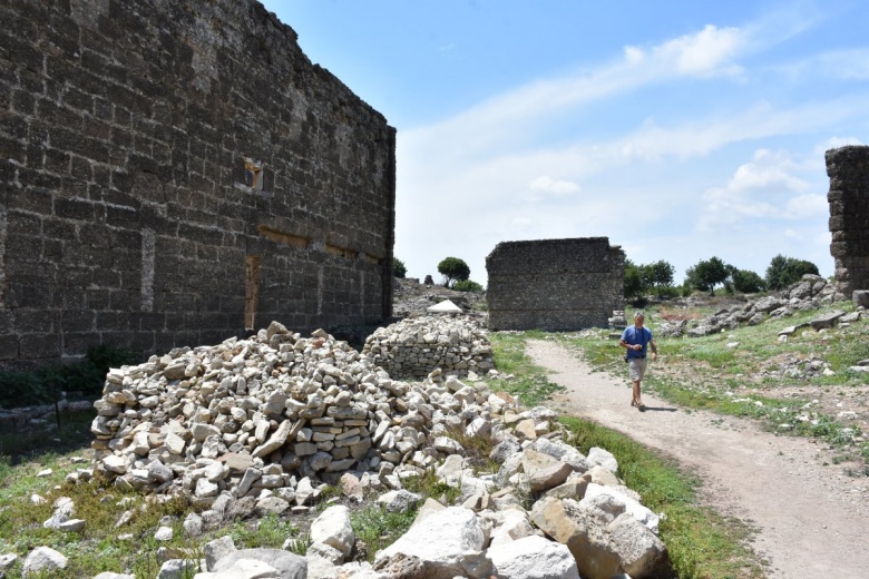 Aspendos Antik Kenti'nde bulunan Zeus ve Afrodit heykelleri arkeologları heyecanlandırdı