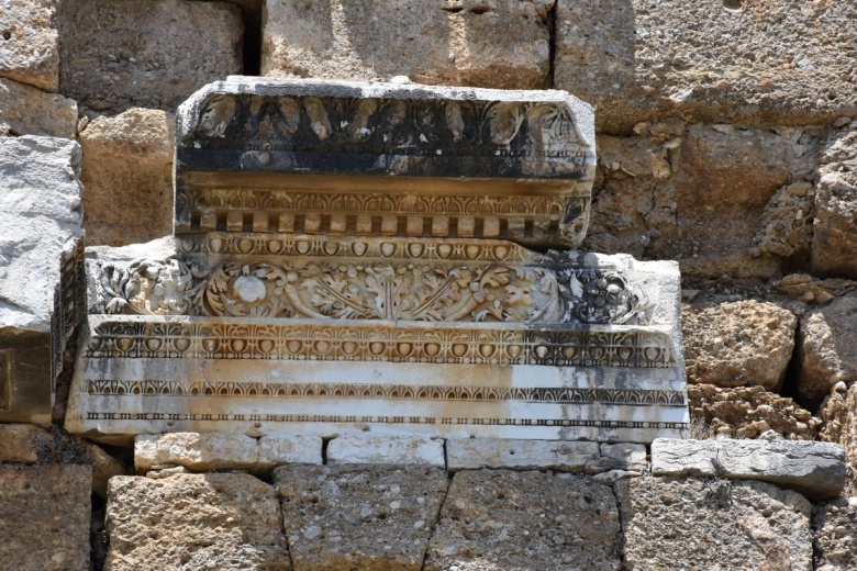 Aspendos Antik Kenti'nde bulunan Zeus ve Afrodit heykelleri arkeologları heyecanlandırdı