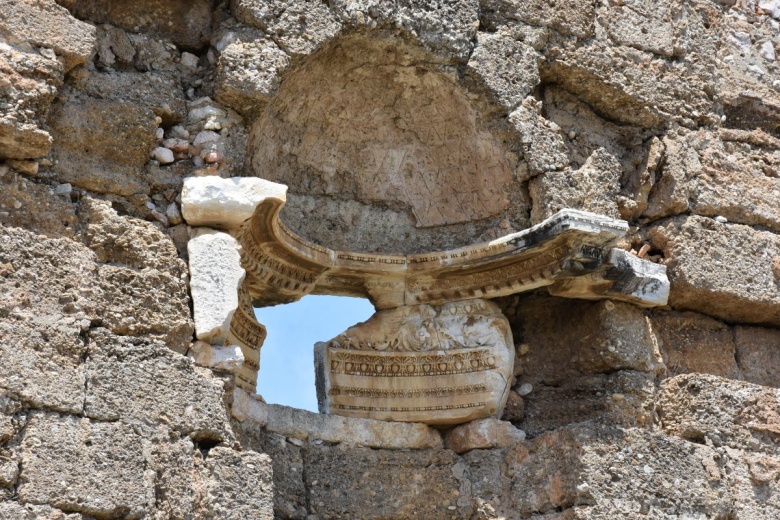 Aspendos Antik Kenti'nde bulunan Zeus ve Afrodit heykelleri arkeologları heyecanlandırdı