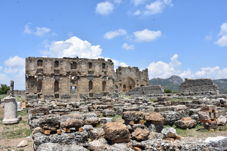 Aspendos Antik Kenti'nde bulunan Zeus ve Afrodit heykelleri arkeologları heyecanlandırdı