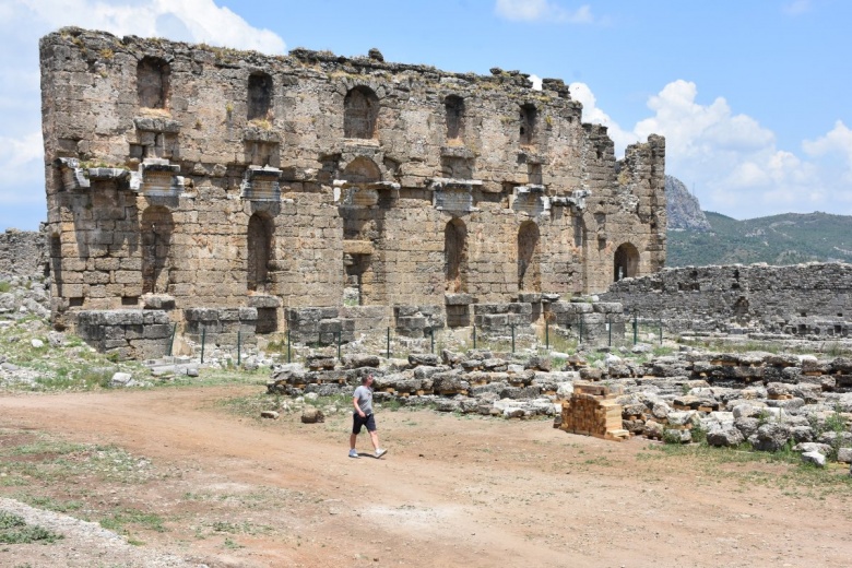 Aspendos Antik Kenti'nde bulunan Zeus ve Afrodit heykelleri arkeologları heyecanlandırdı