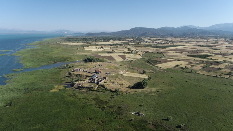 Göl suları çekildikçe, Selçuklu sarayı Kubadabad'ın çevresindeki yapılar açığa çıktı