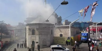 Taksim Maksemindeki restorasyon sırasında yangın paniği yaşandı