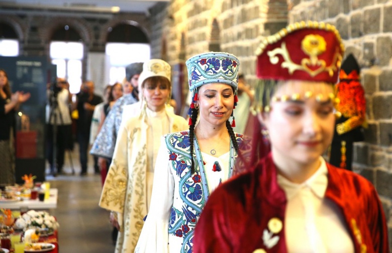 Diyarbakır'da Beşi Bir Yerde defilesi düzenlendi