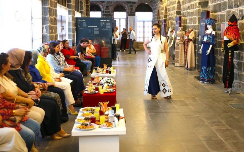 Diyarbakır'da Beşi Bir Yerde defilesi düzenlendi