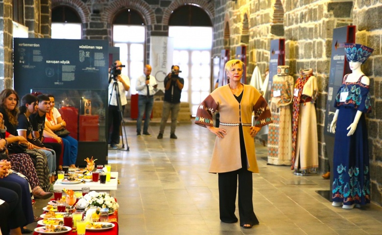 Diyarbakır'da Beşi Bir Yerde defilesi düzenlendi