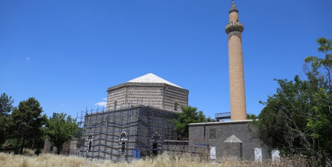 Restorasyonu süren Hadım Ali Paşa Camisi çalınan çinilerine yeniden kavuşuyor