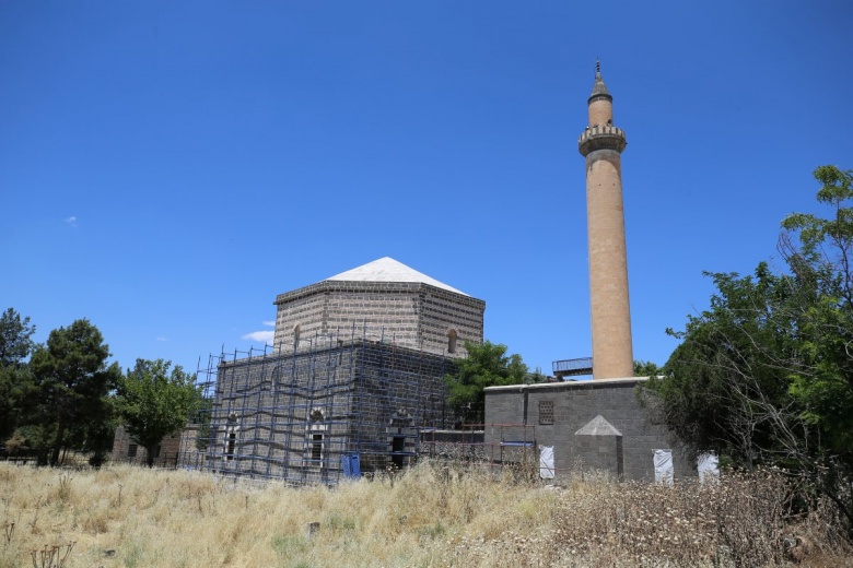 Restorasyonu süren Hadım Ali Paşa Camisi çalınan çinilerine yeniden kavuşuyor