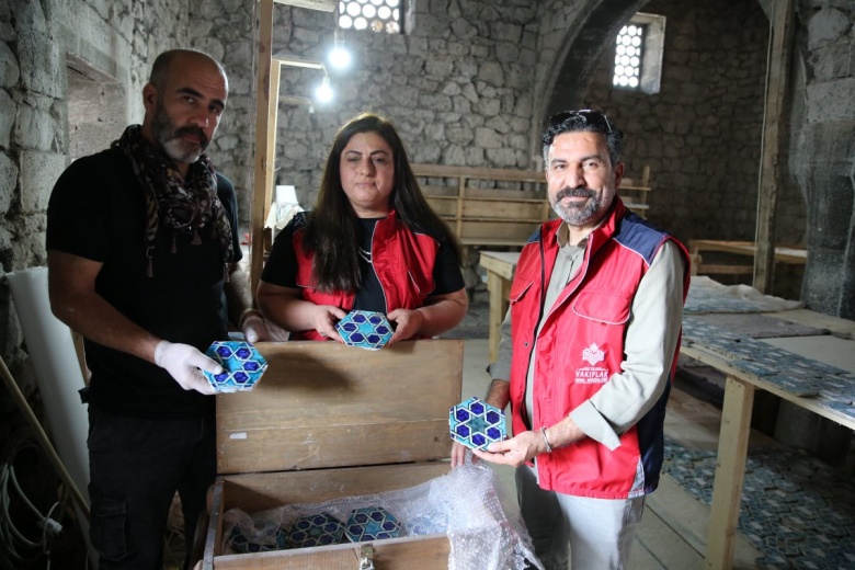 Restorasyonu süren Hadım Ali Paşa Camisi çalınan çinilerine yeniden kavuşuyor