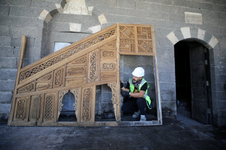 Restorasyonu süren Hadım Ali Paşa Camisi çalınan çinilerine yeniden kavuşuyor