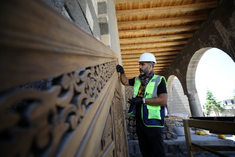 Restorasyonu süren Hadım Ali Paşa Camisi çalınan çinilerine yeniden kavuşuyor