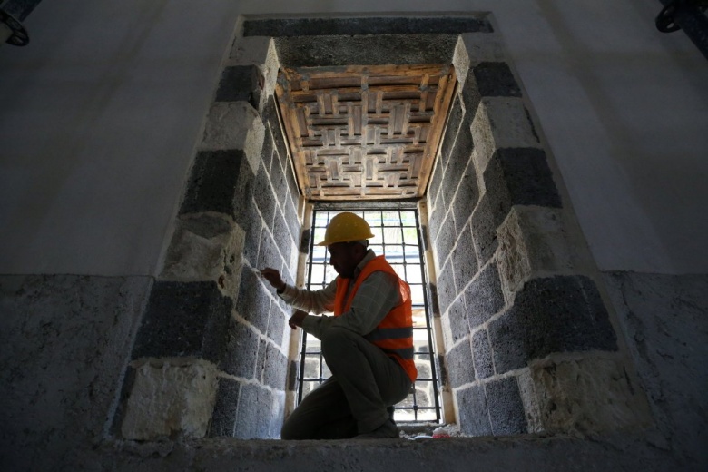 Restorasyonu süren Hadım Ali Paşa Camisi çalınan çinilerine yeniden kavuşuyor