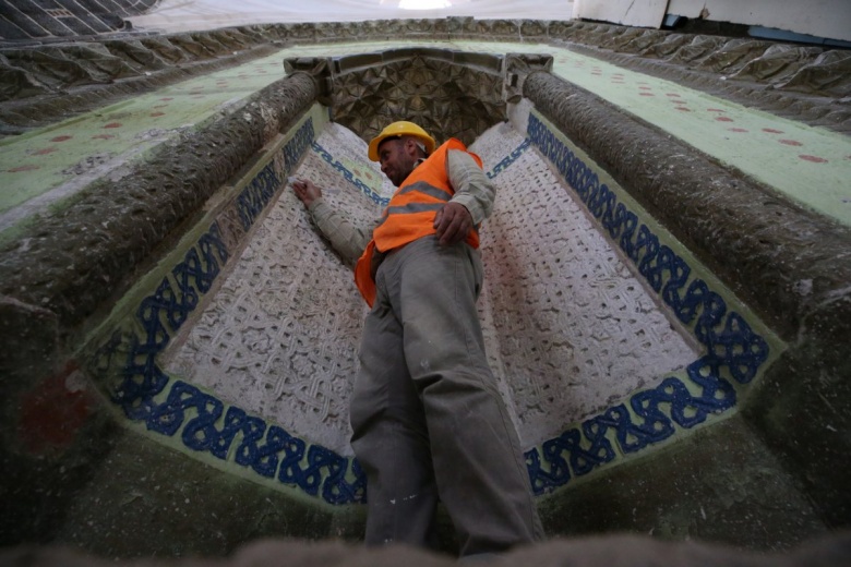 Restorasyonu süren Hadım Ali Paşa Camisi çalınan çinilerine yeniden kavuşuyor