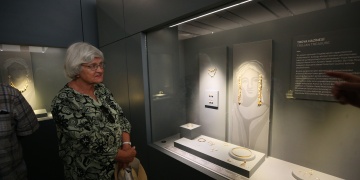 Katja Korfmann eşinin hayallerini süsleyen Troya Müzesini ilk kez ziyaret etti