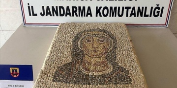 Manisada yaklaşık 1600 yıllık olduğu tahmin edilen Mozaik Meryem Ana panosu yakalandı