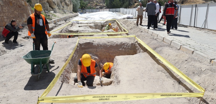 Kapadokyada kapatılan yolun altından nekropol alanı çıktı