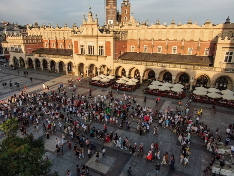 Polonya'da Avrupa'nın en büyük dans festivali “Cracovia Danza Saray Dansları Festivali