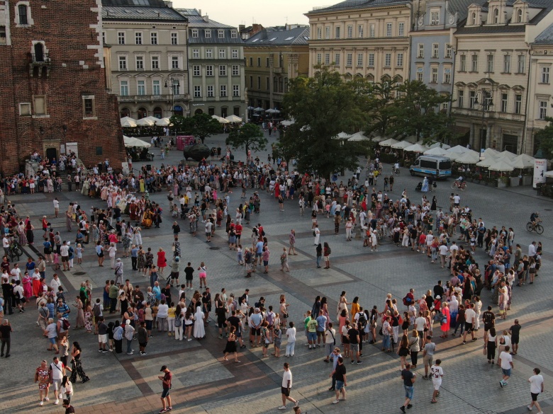 Polonya'da Avrupa'nın en büyük dans festivali “Cracovia Danza Saray Dansları Festivali