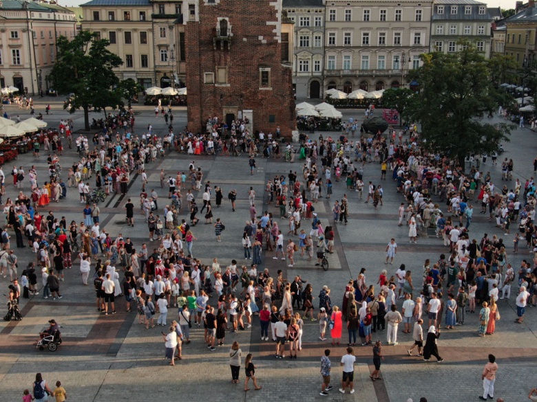 Polonya'da Avrupa'nın en büyük dans festivali “Cracovia Danza Saray Dansları Festivali