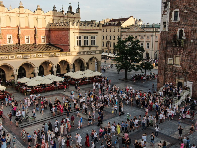 Polonya'da Avrupa'nın en büyük dans festivali “Cracovia Danza Saray Dansları Festivali