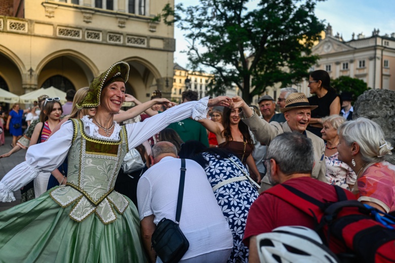 Polonya'da Avrupa'nın en büyük dans festivali “Cracovia Danza Saray Dansları Festivali