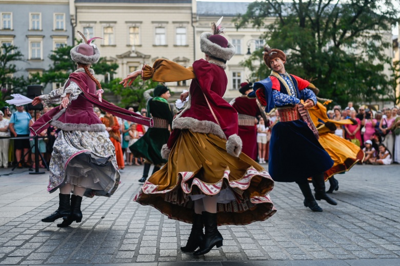 Polonya'da Avrupa'nın en büyük dans festivali “Cracovia Danza Saray Dansları Festivali