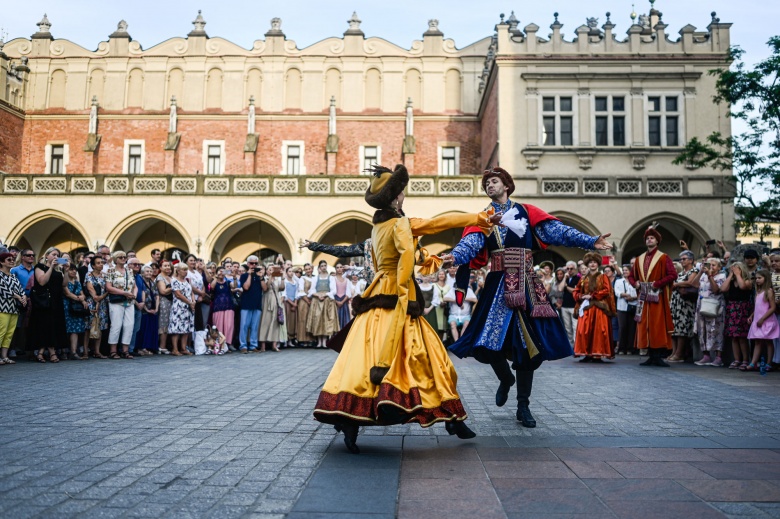 Polonya'da Avrupa'nın en büyük dans festivali “Cracovia Danza Saray Dansları Festivali