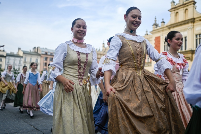 Polonya'da Avrupa'nın en büyük dans festivali “Cracovia Danza Saray Dansları Festivali