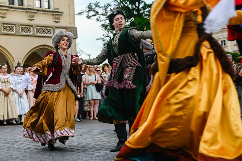 Polonya'da Avrupa'nın en büyük dans festivali “Cracovia Danza Saray Dansları Festivali