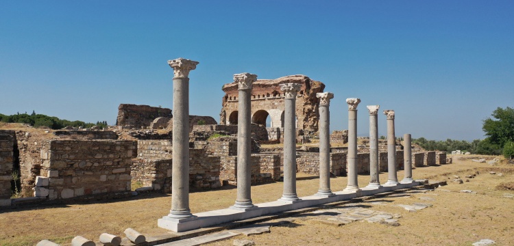 Tralleis Antik Kenti'ndeki kazı çalışmaları sütunlu caddede yoğunlaştı