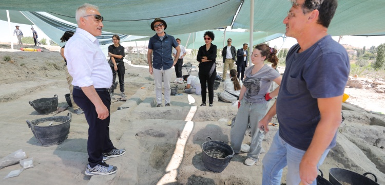 Aksaray Valisi Aşıklı Höyük arkeoloji kazı alanını ziyaret etti