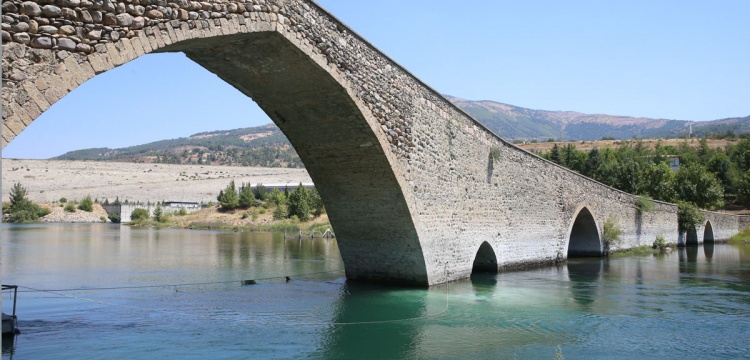 Ceyhan Köprüsü'nün restorasyonu gelecek yıl bitecek