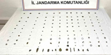 Gebzede bir otomobilde 88 sikke, 24 tarihi obje, 14 yüzük, 2 mühür ve ok ucu yakalandı