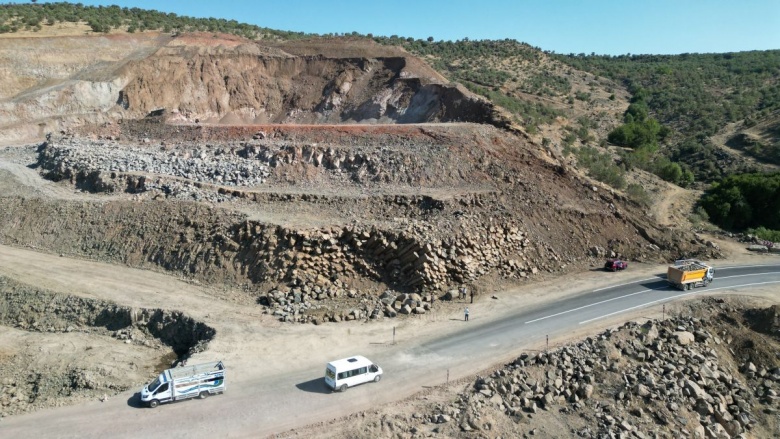 Şanlıurfa'da yol inşaatı sırasında milyonlarca yıllık bazalt sütunlar bulundu