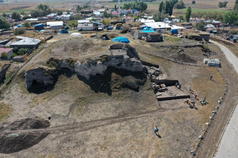 Erzurum'daki Pulur Höyük arkeoloji kazılarından manzaralar